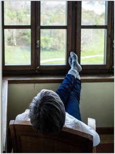 pies ante la ventana
